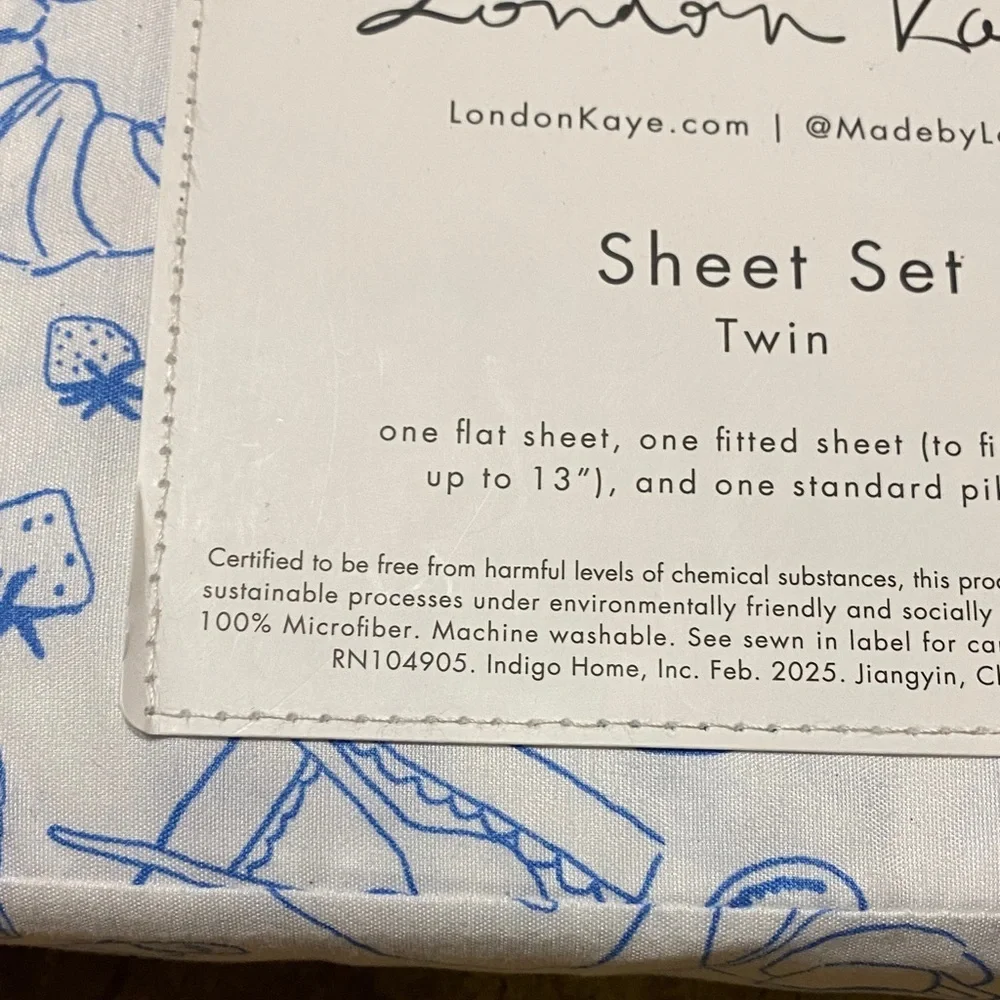 London Kaye Twin Sheet Set with Blue Illustrations Cottage Strawberry